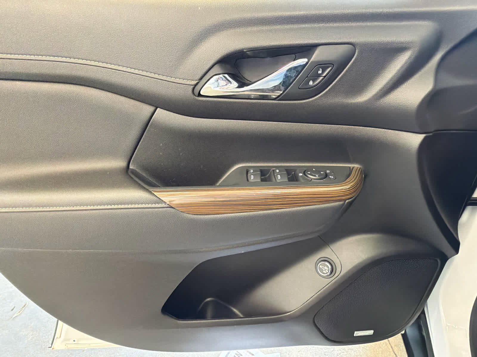 Used 2023 GMC Acadia SLE w/ Driver Convenience Package image 16