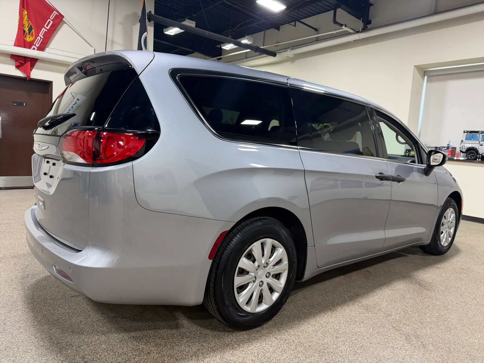 Used 2021 Chrysler Voyager L FWD image 16
