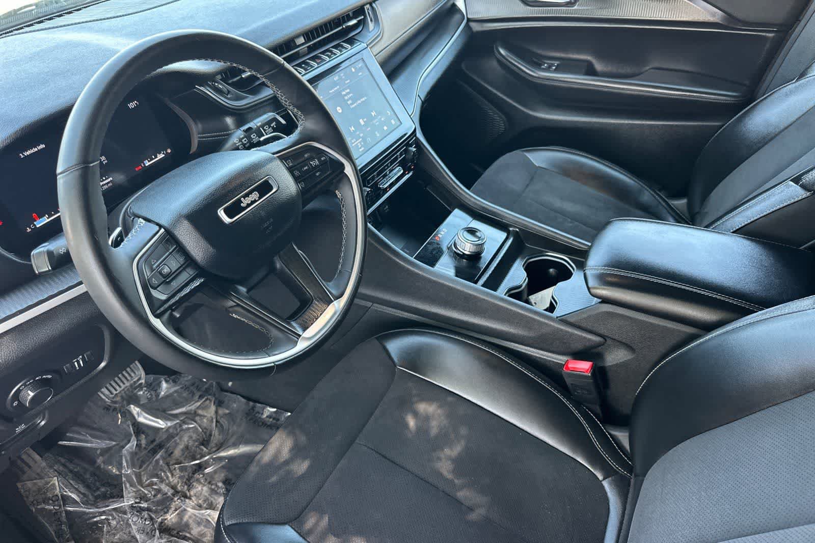 Used 2024 Jeep Grand Cherokee Altitude RWD image 12