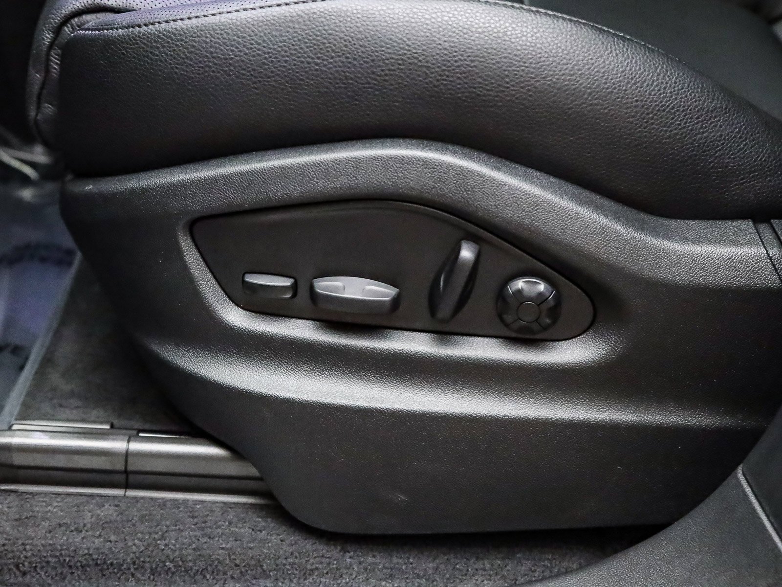 Used 2025 Porsche Cayenne image 23