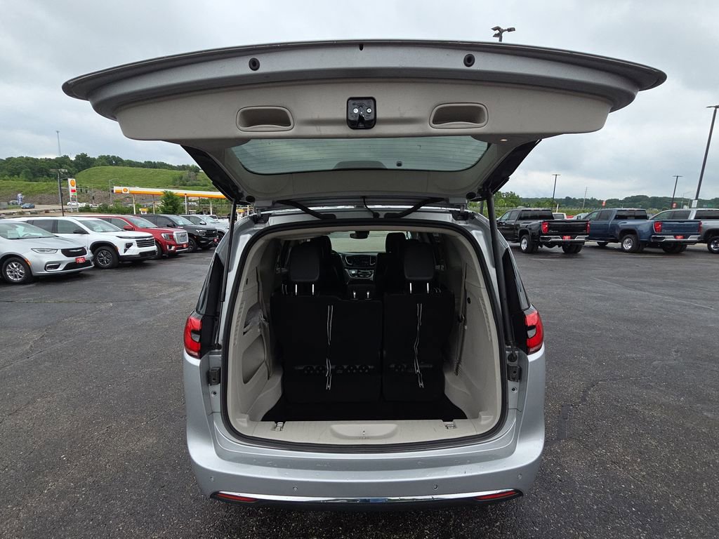 Used 2023 Chrysler Pacifica Touring-L FWD image 30