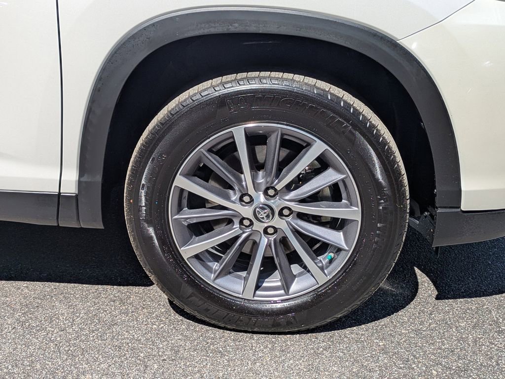 Used 2019 Toyota Highlander XLE FWD image 12