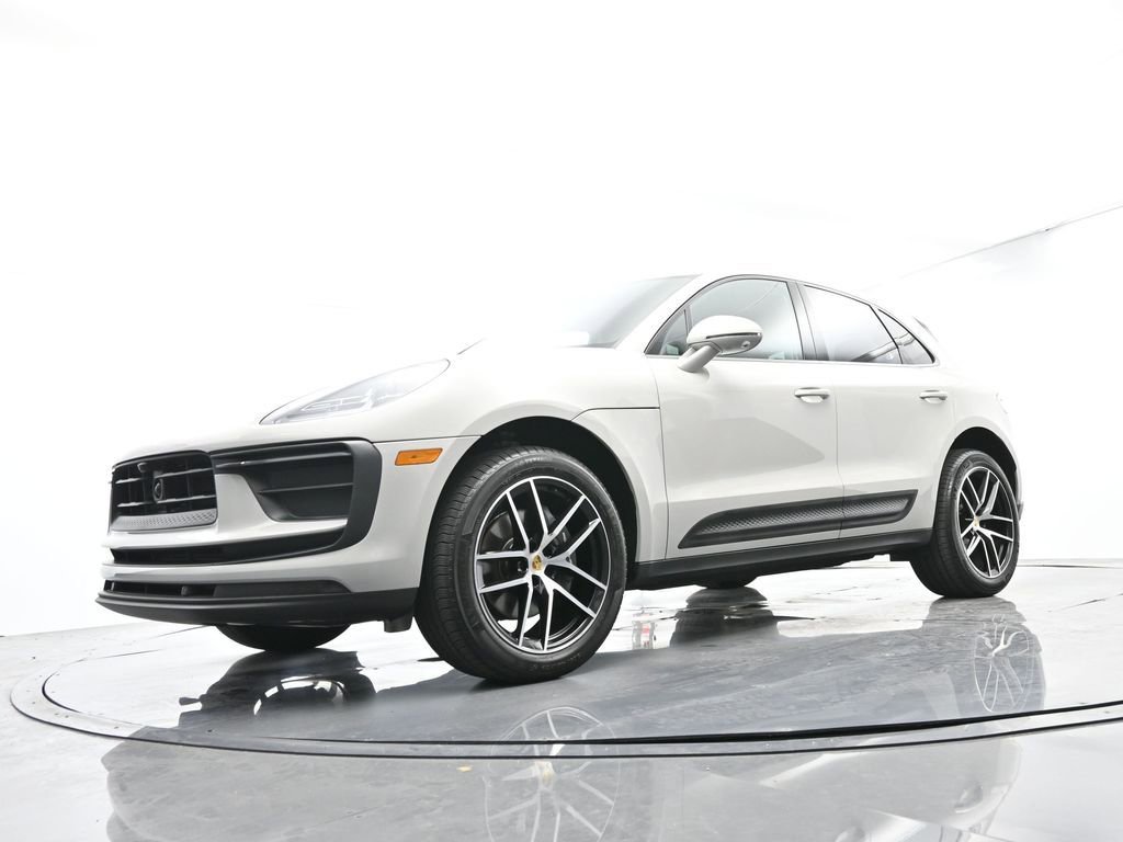Certified 2025 Porsche Macan AWD/4WD image 43