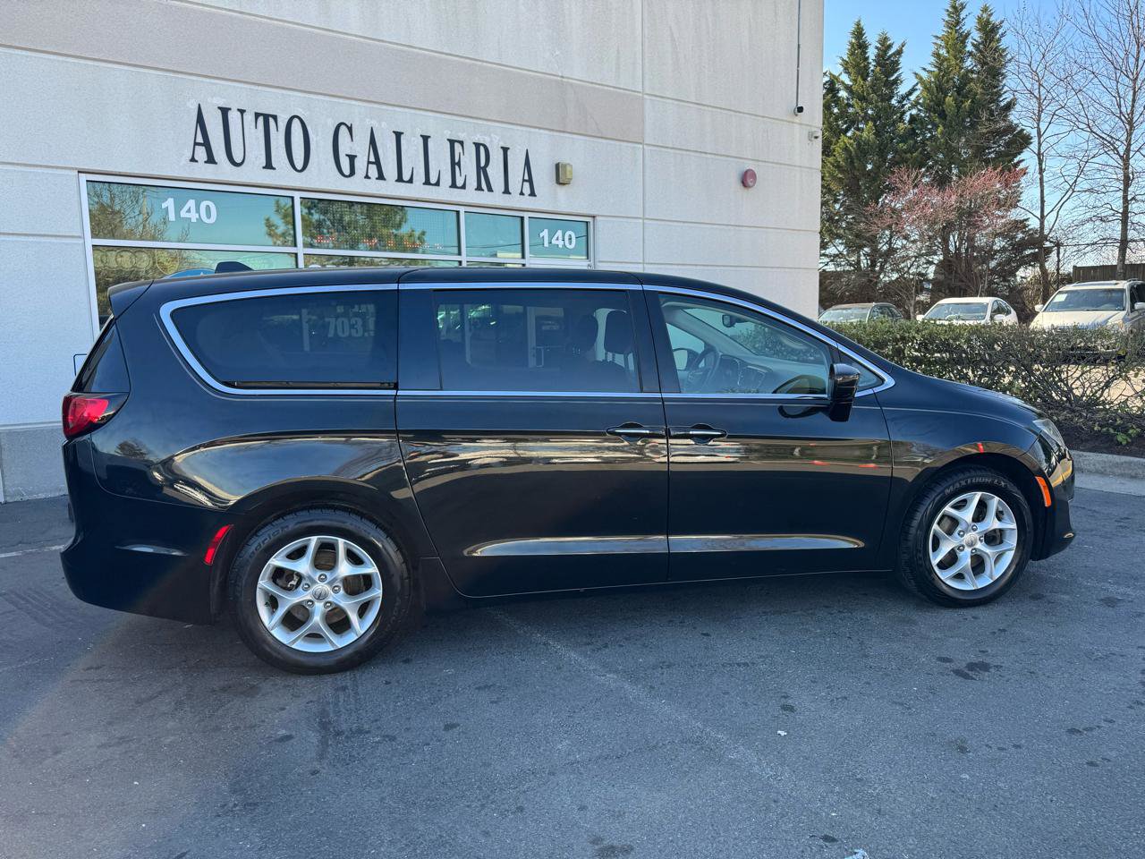 Used 2018 Chrysler Pacifica Touring Plus w/ Tire & Wheel Group FWD image 3