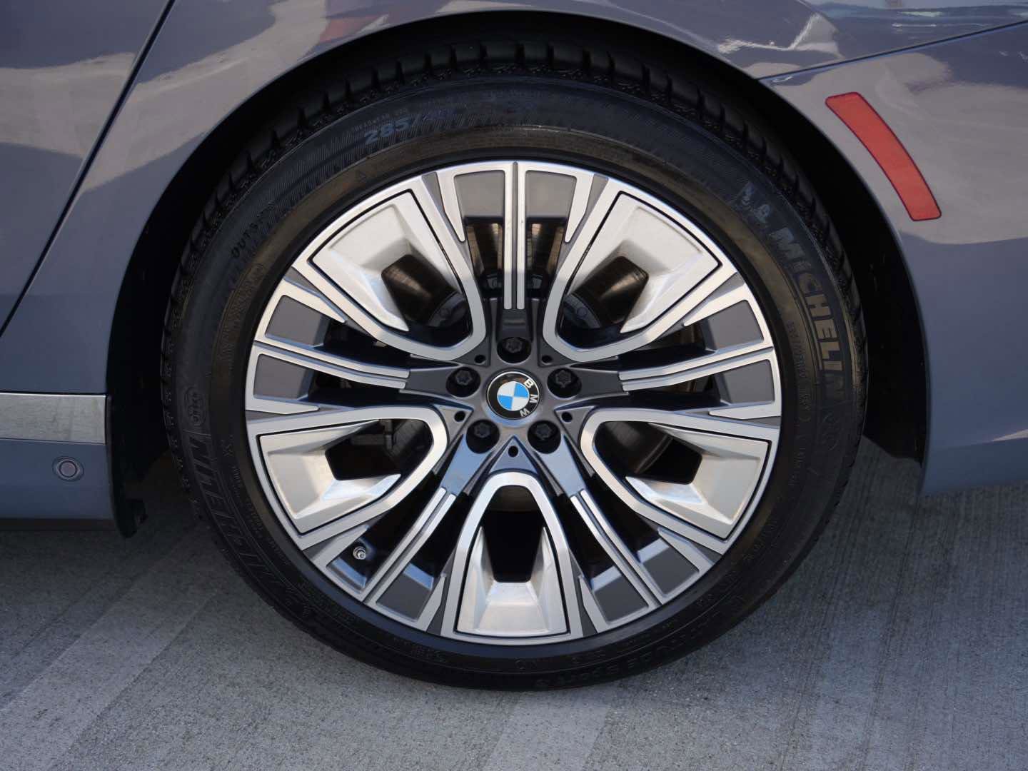 Used 2025 BMW i7 xDrive60 image 5