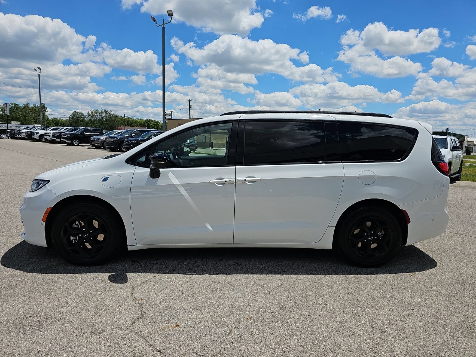 Used 2024 Chrysler Pacifica Premium FWD image 5