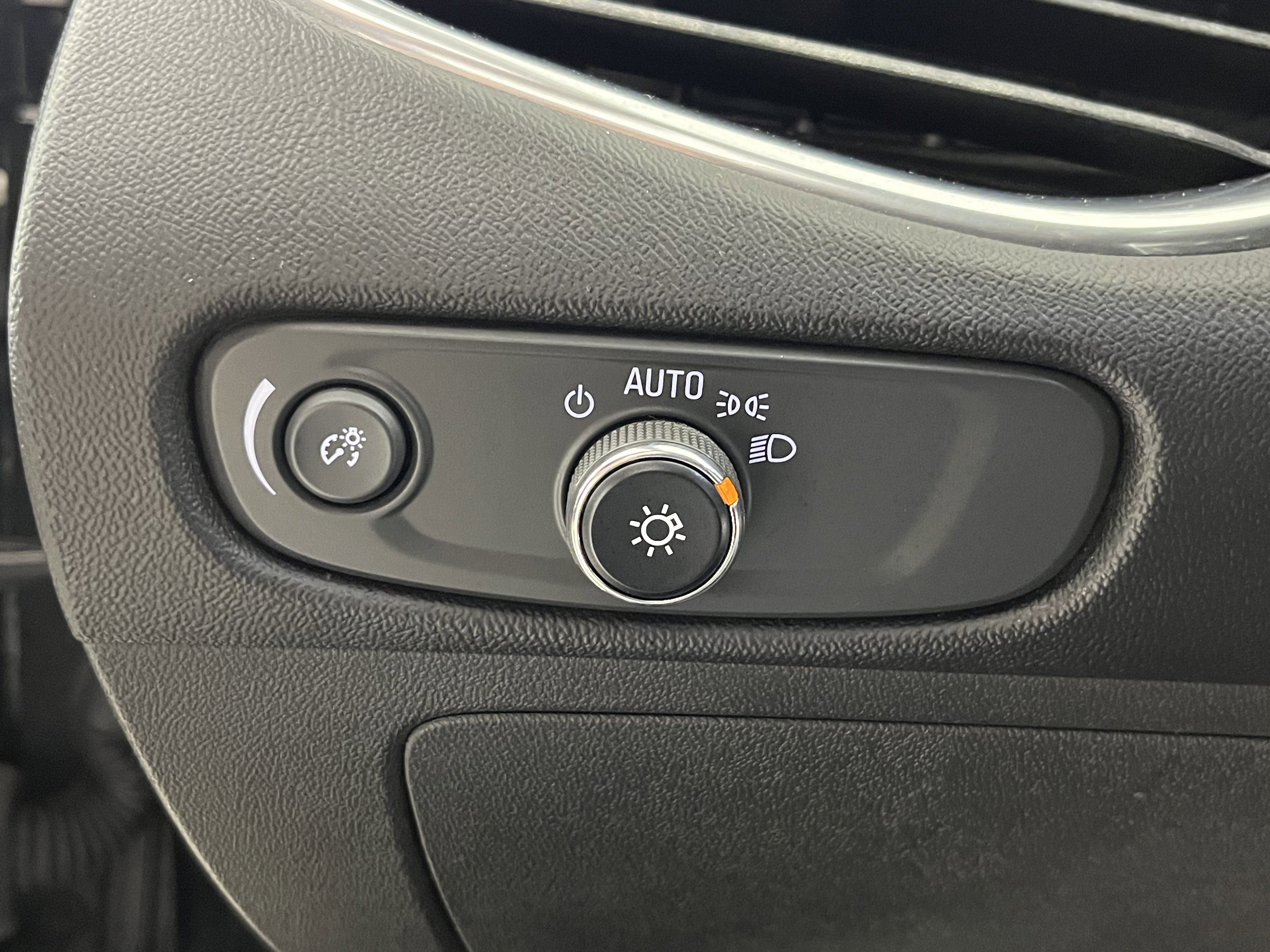 Used 2017 Chevrolet Malibu LT FWD image 20