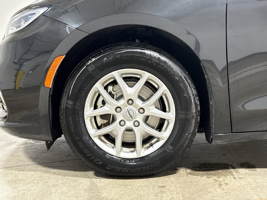 Used 2023 Chrysler Pacifica Touring-L FWD image 27