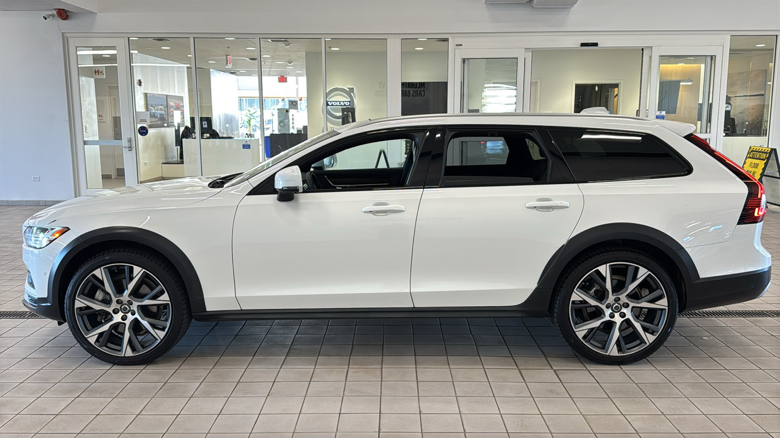 Used 2025 Volvo V90 B6 Cross Country Ultra w/ Protection Package Premier AWD/4WD image 8