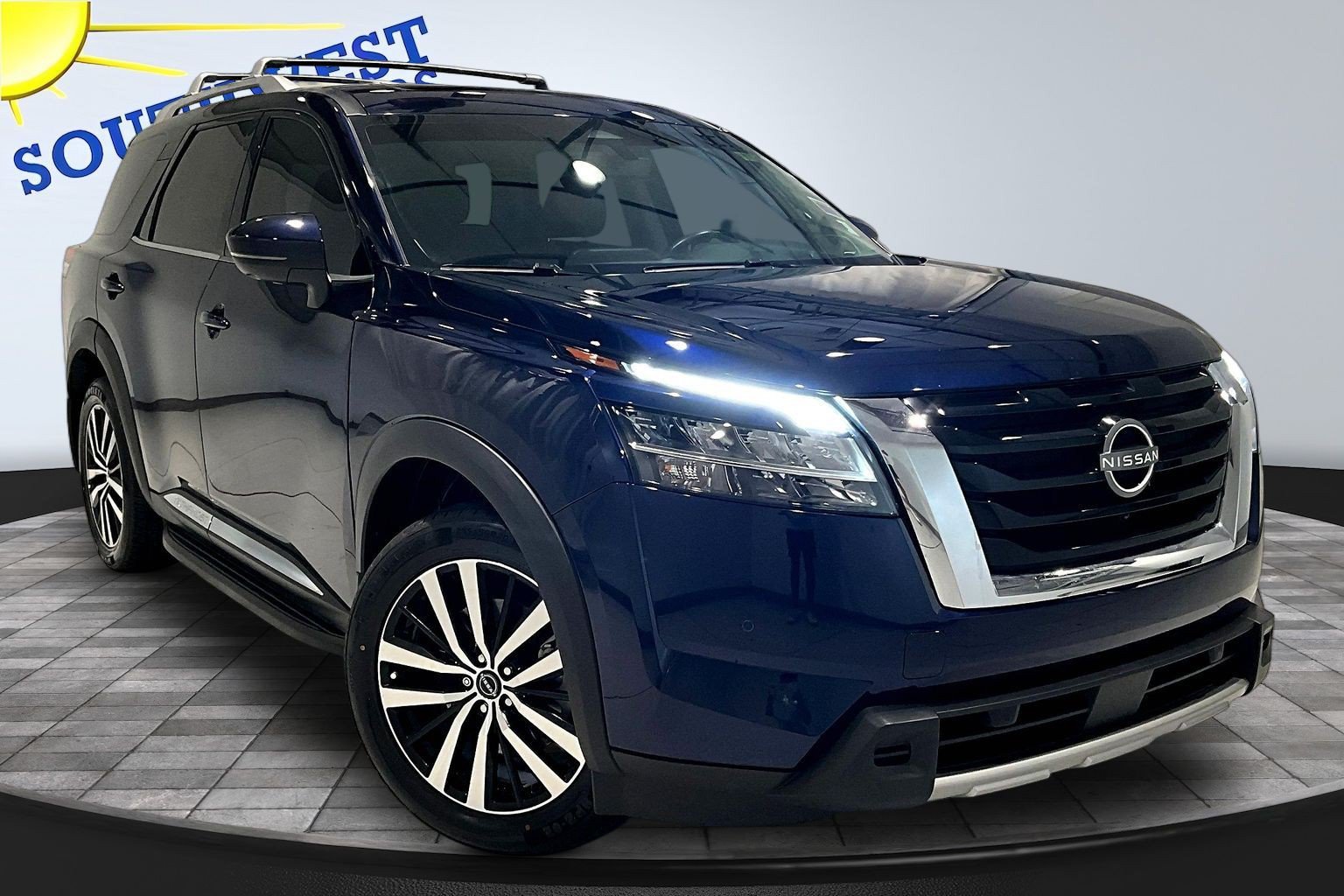 Used 2023 Nissan Pathfinder Platinum FWD image 3