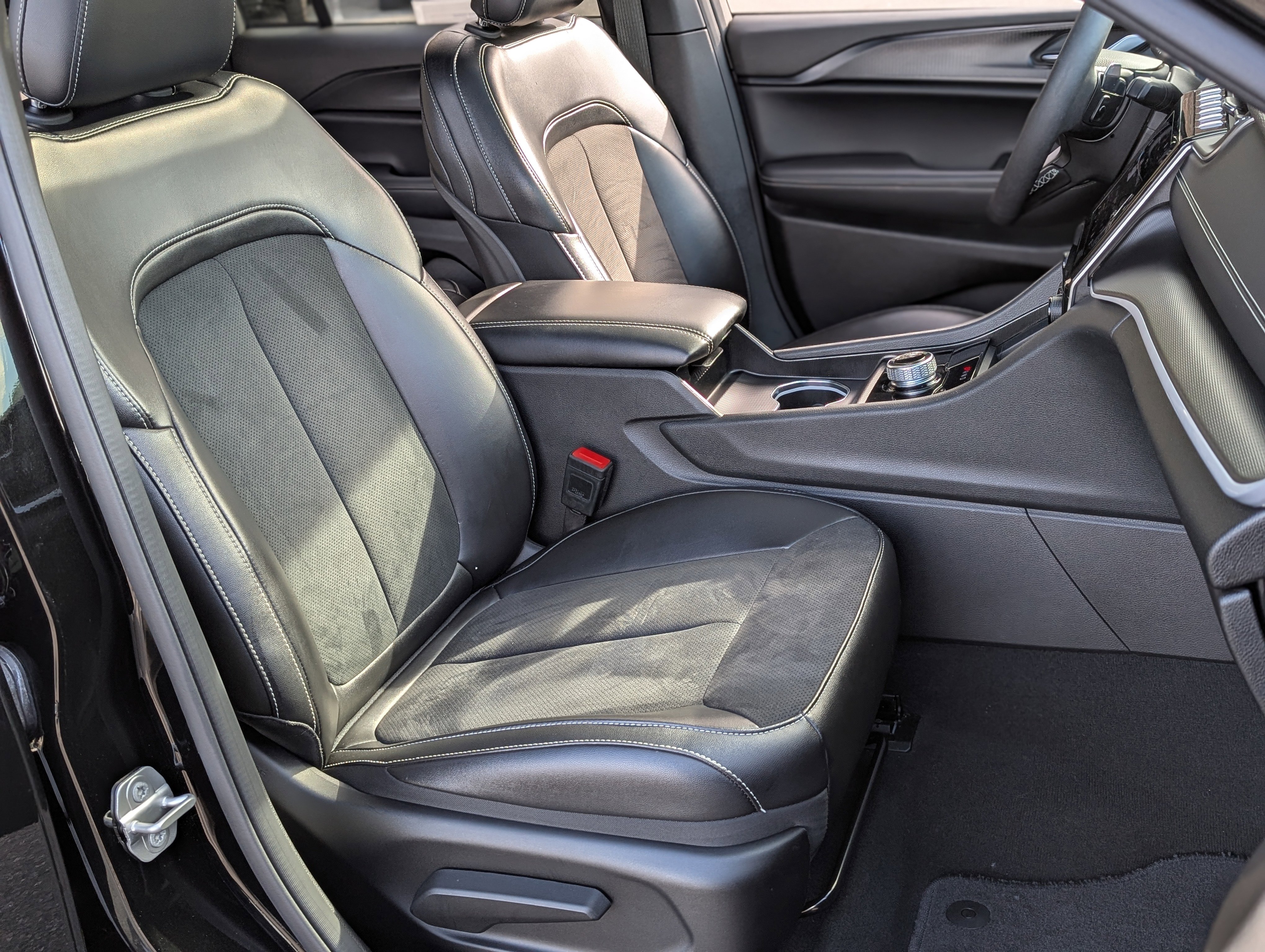 Used 2024 Jeep Grand Cherokee Altitude image 22