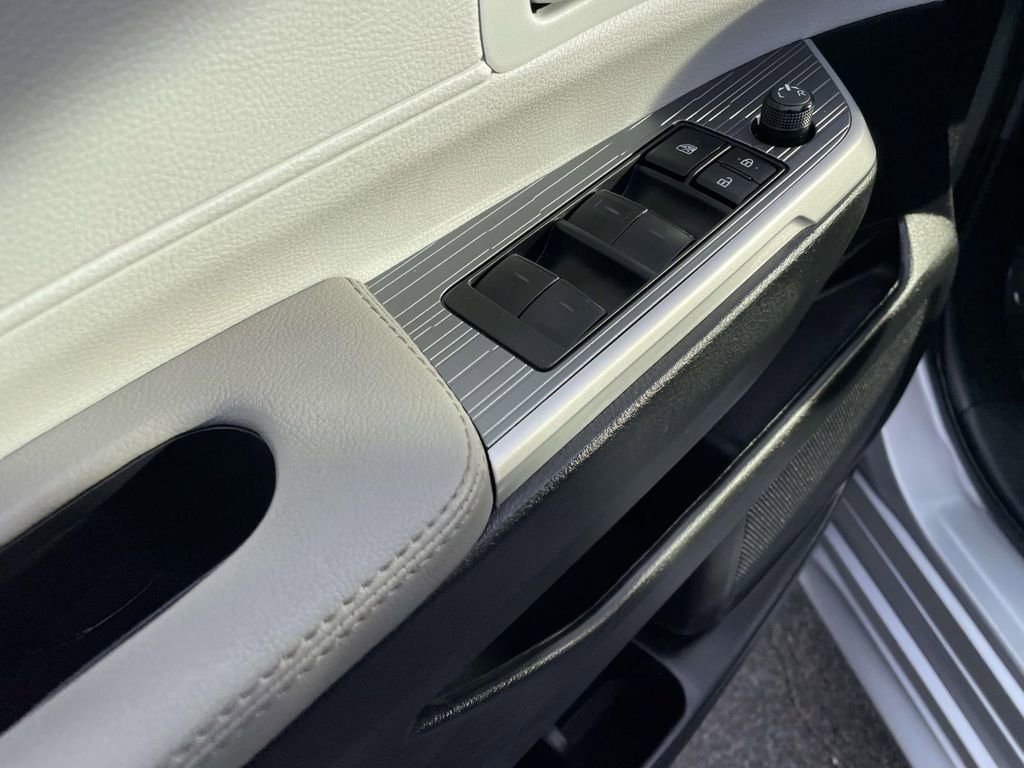 Used 2025 Toyota Sienna XLE image 27