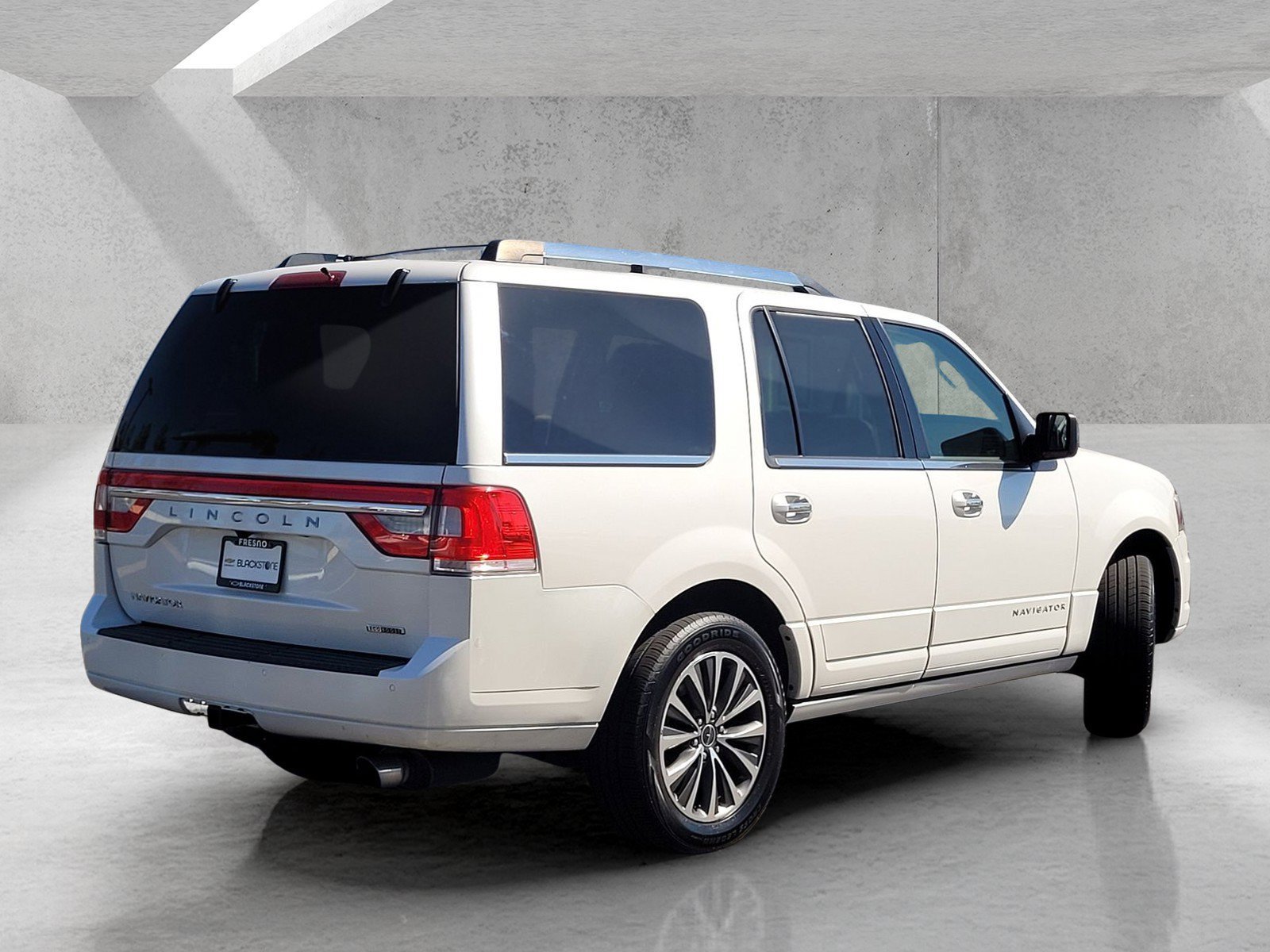 Used 2016 Lincoln Navigator Select RWD image 5