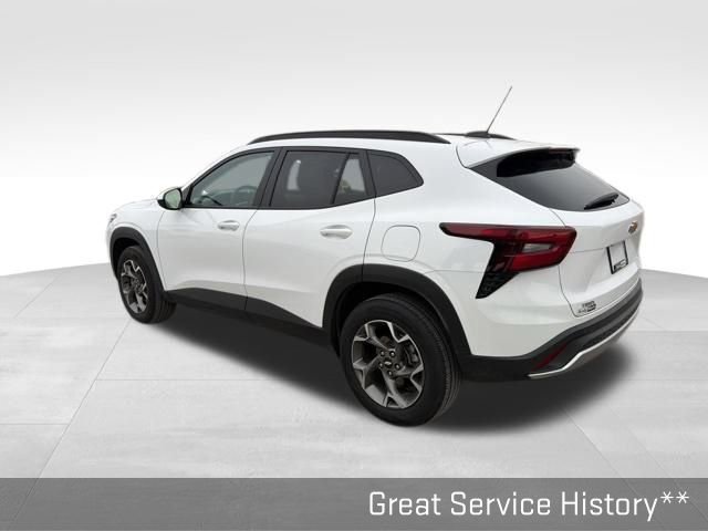 Used 2025 Chevrolet Trax LT w/ LT Convenience Package image 11