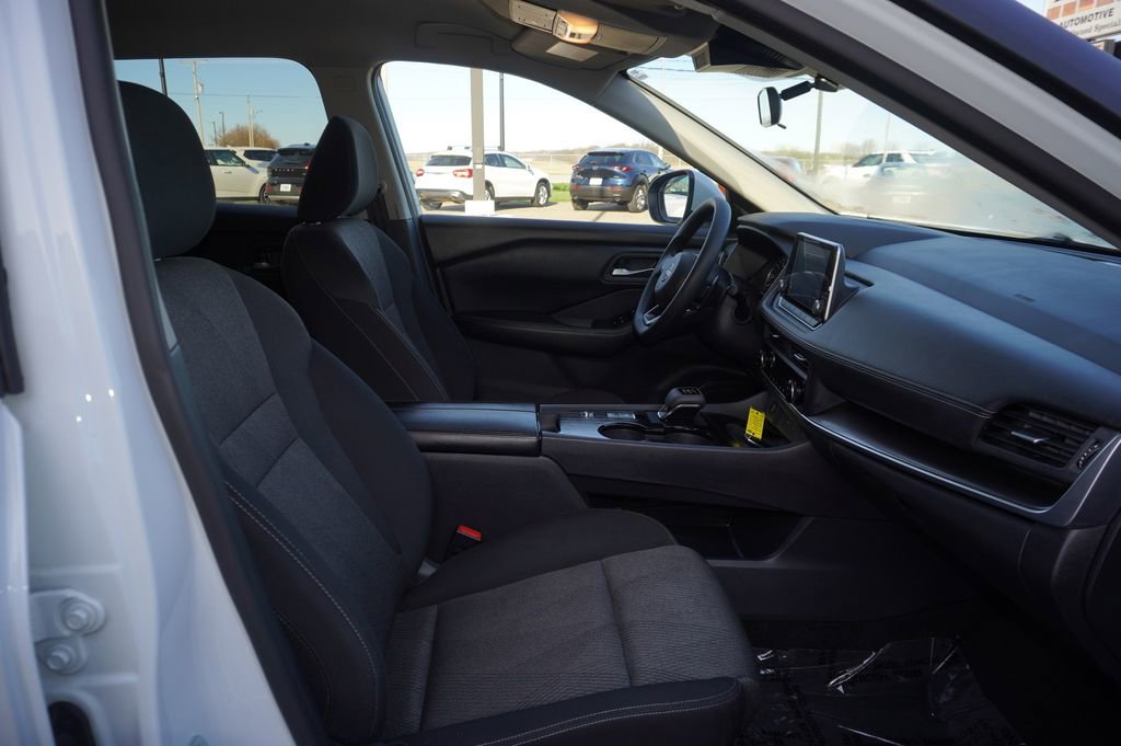 Used 2024 Nissan Rogue SV image 29