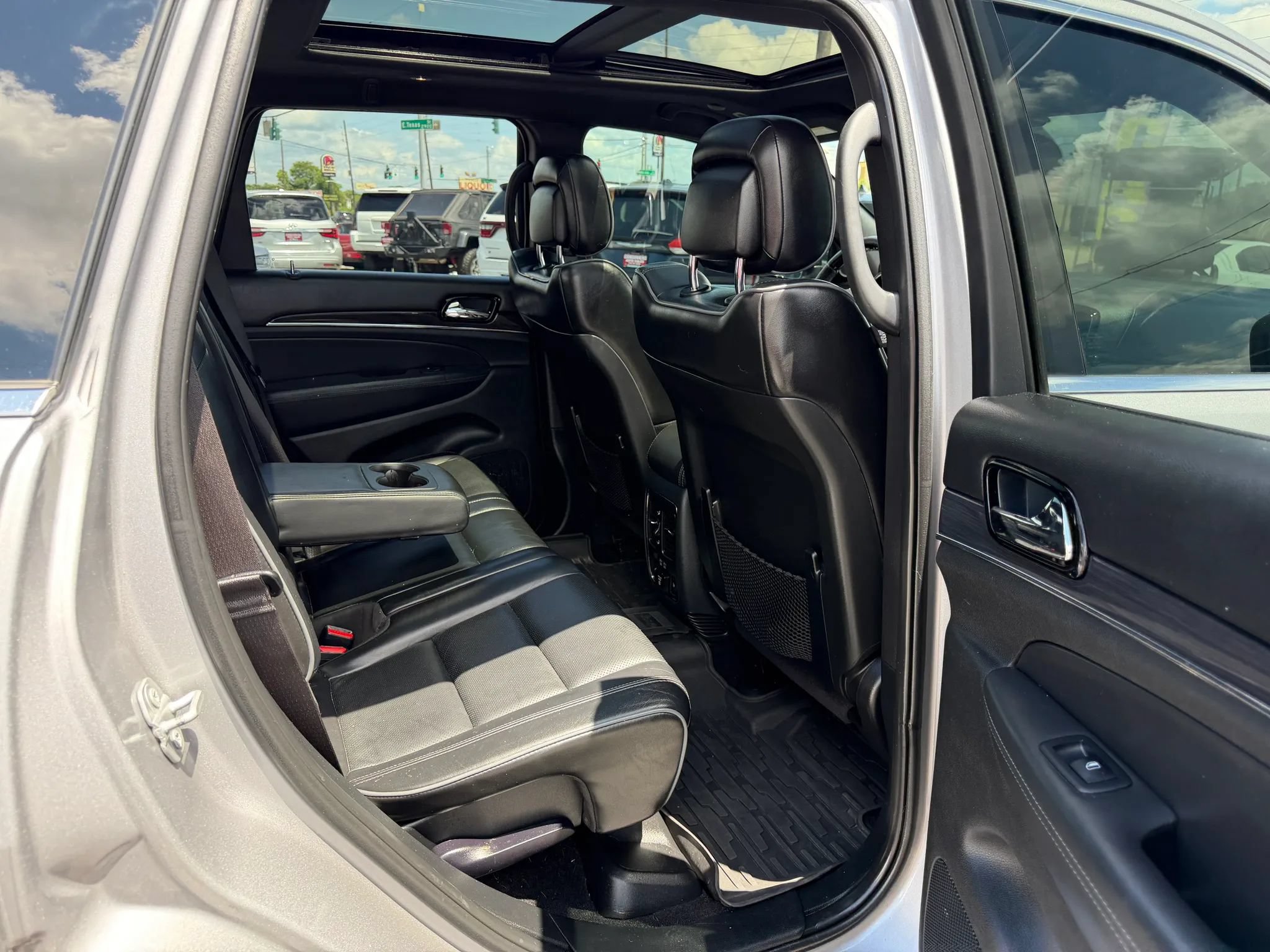 Used 2020 Jeep Grand Cherokee Overland AWD/4WD image 8