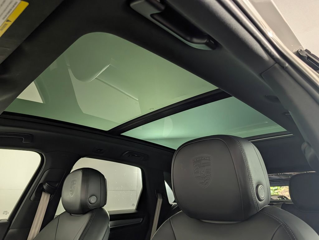 Certified 2023 Porsche Cayenne Platinum Edition image 28