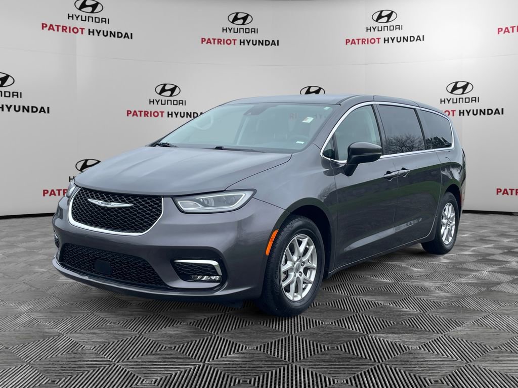 Used 2023 Chrysler Pacifica Touring-L FWD image 3