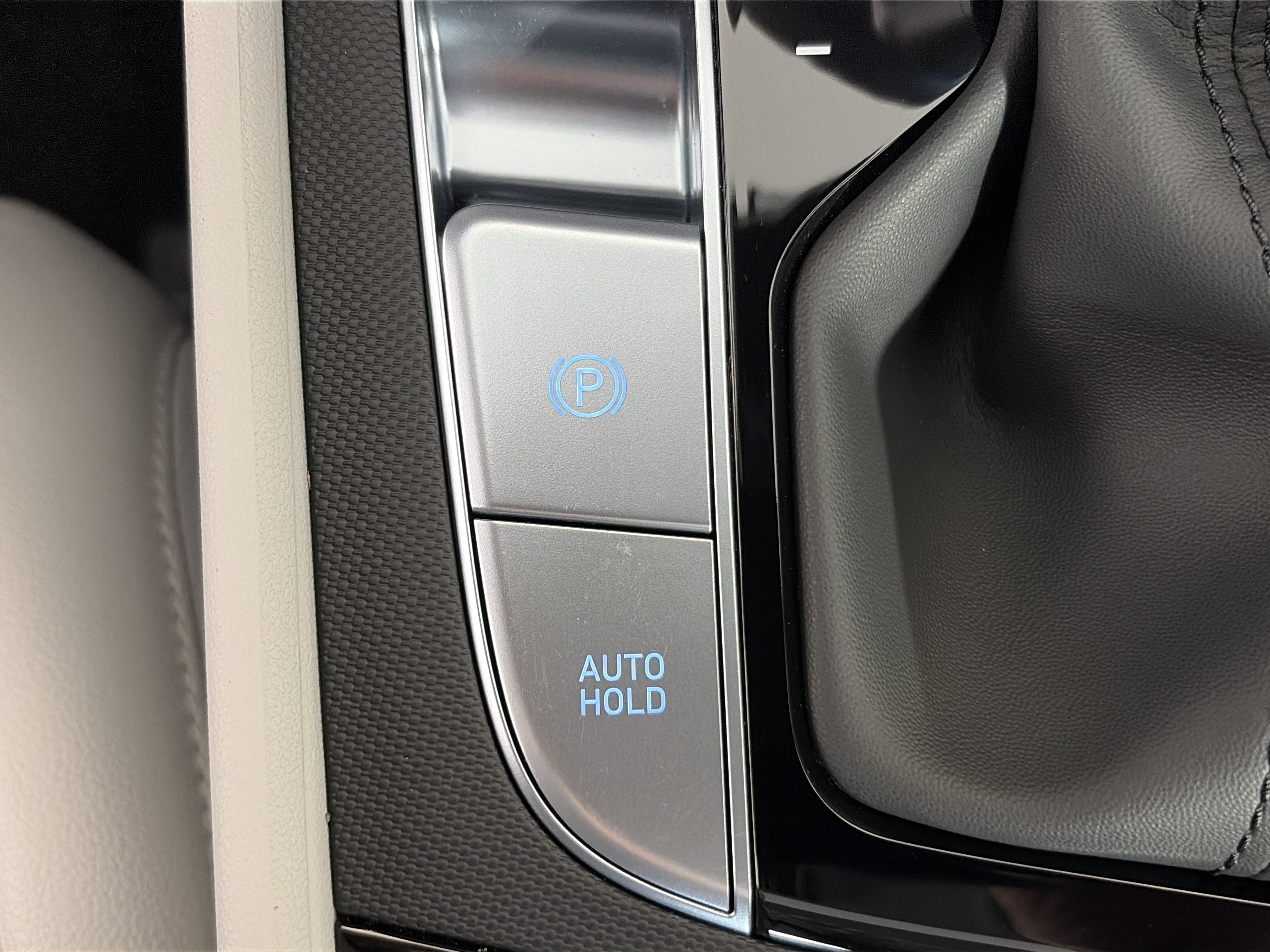 New 2025 Hyundai Elantra Limited FWD image 32