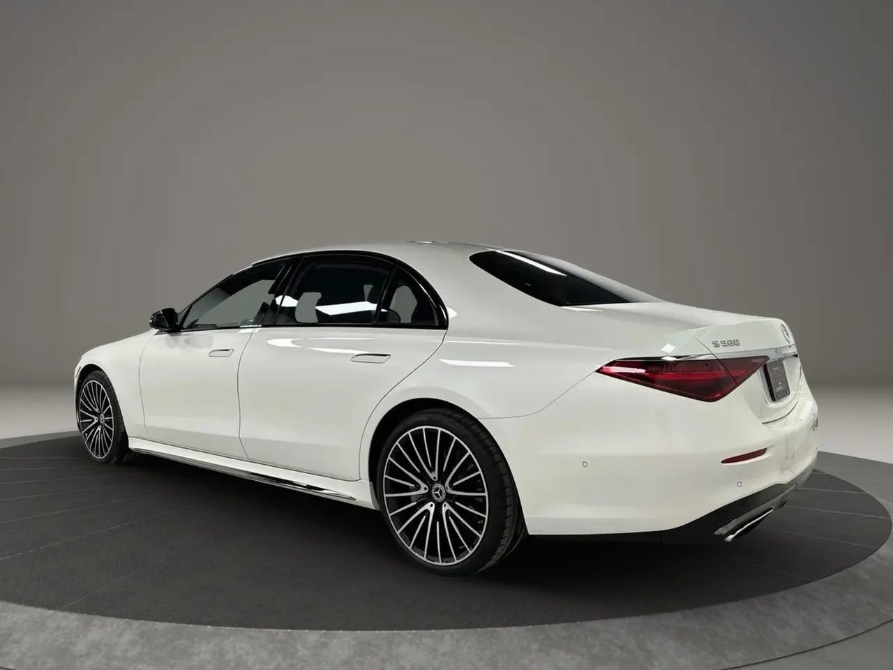 Used 2023 Mercedes-Benz S 580 4MATIC Sedan image 3