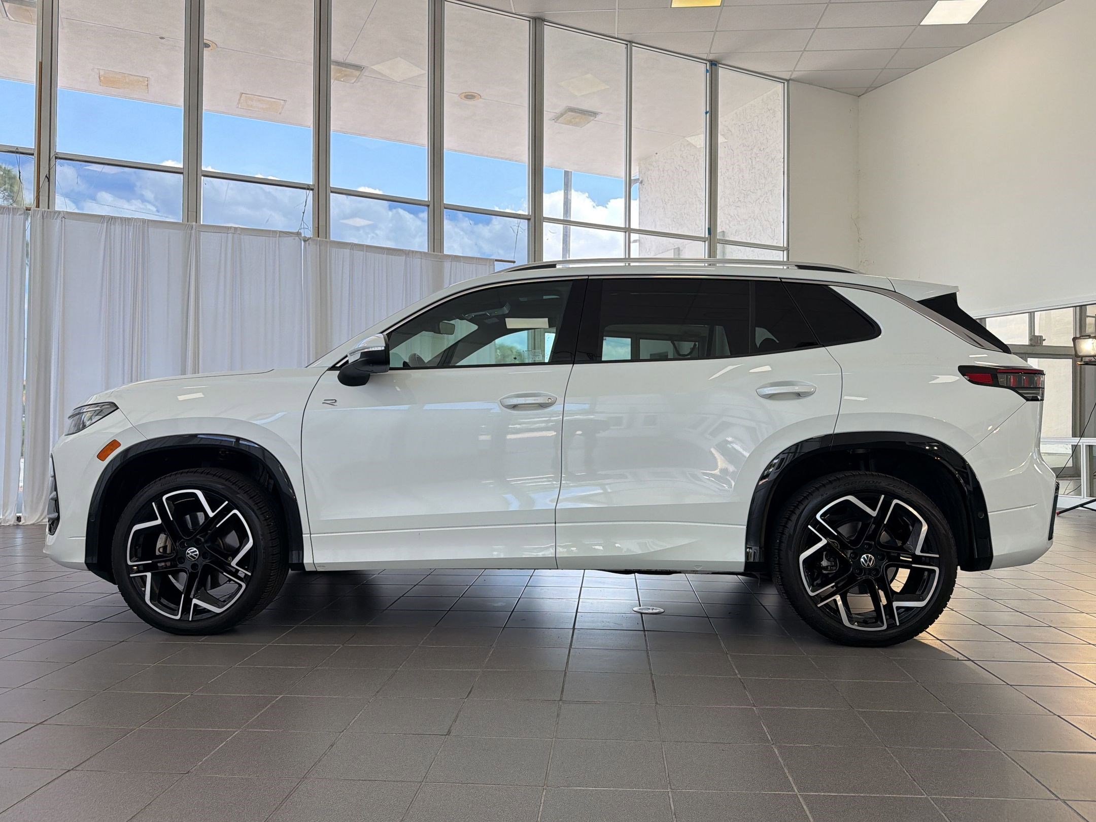 Used 2025 Volkswagen Tiguan SEL R-Line image 2