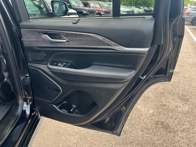 Used 2023 Jeep Grand Cherokee Overland w/ Luxury Tech Group IV AWD/4WD image 28