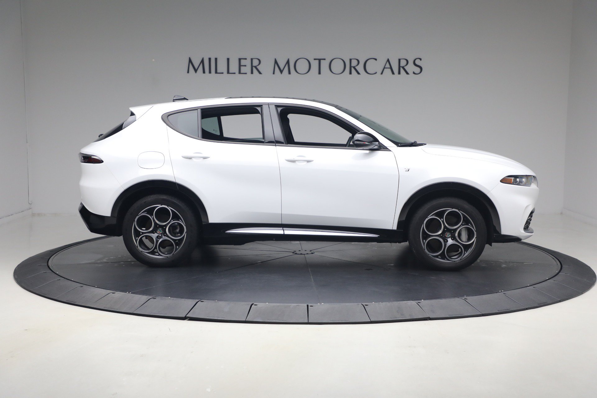 Used 2024 Alfa Romeo Tonale Ti w/ Premium Interior Package AWD/4WD image 8