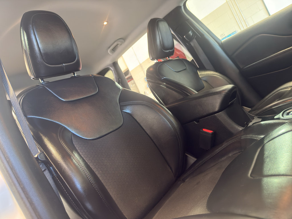 Used 2020 Jeep Cherokee Latitude Plus AWD/4WD image 23