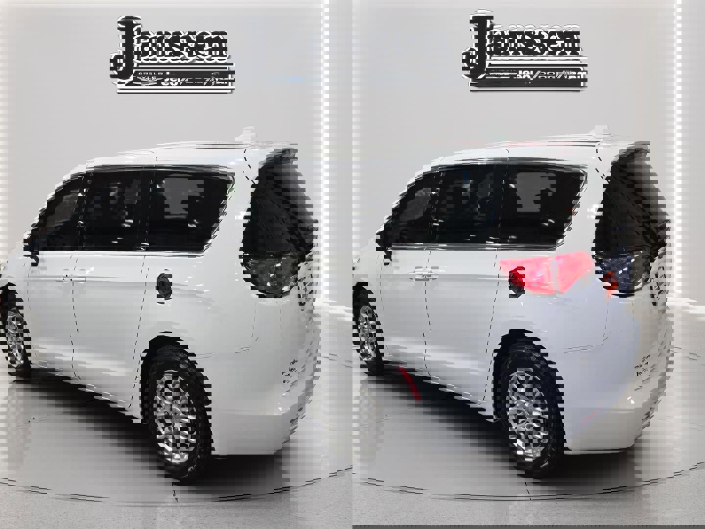 Used 2017 Chrysler Pacifica Touring image 3