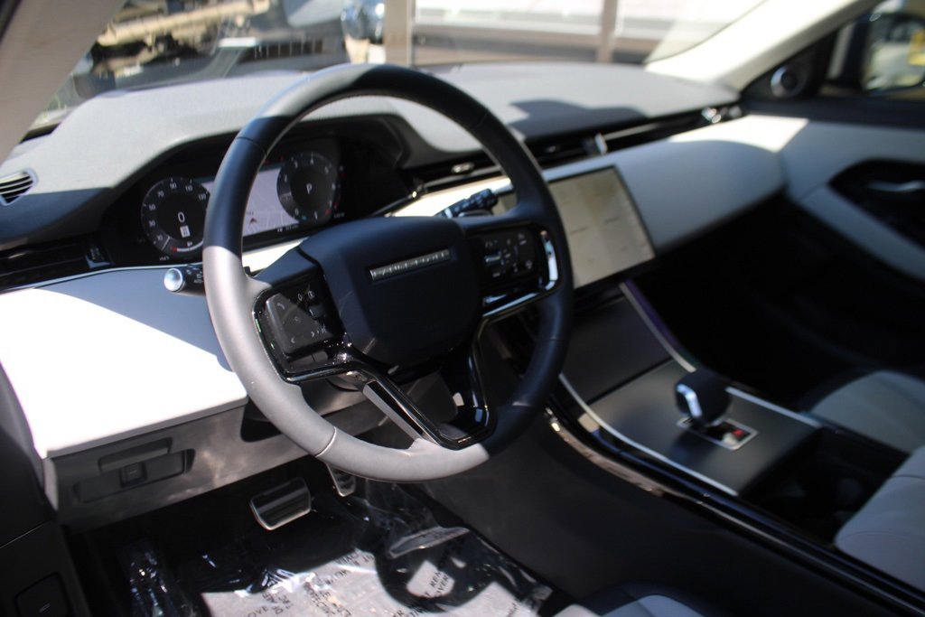 Used 2024 Land Rover Range Rover Evoque Dynamic SE image 4