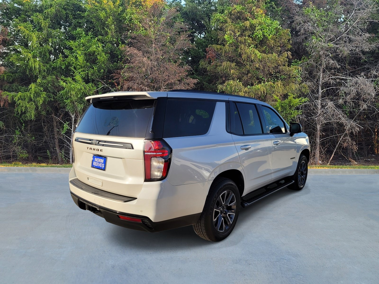 Used 2023 Chevrolet Tahoe Z71 w/ Luxury Package AWD/4WD image 17