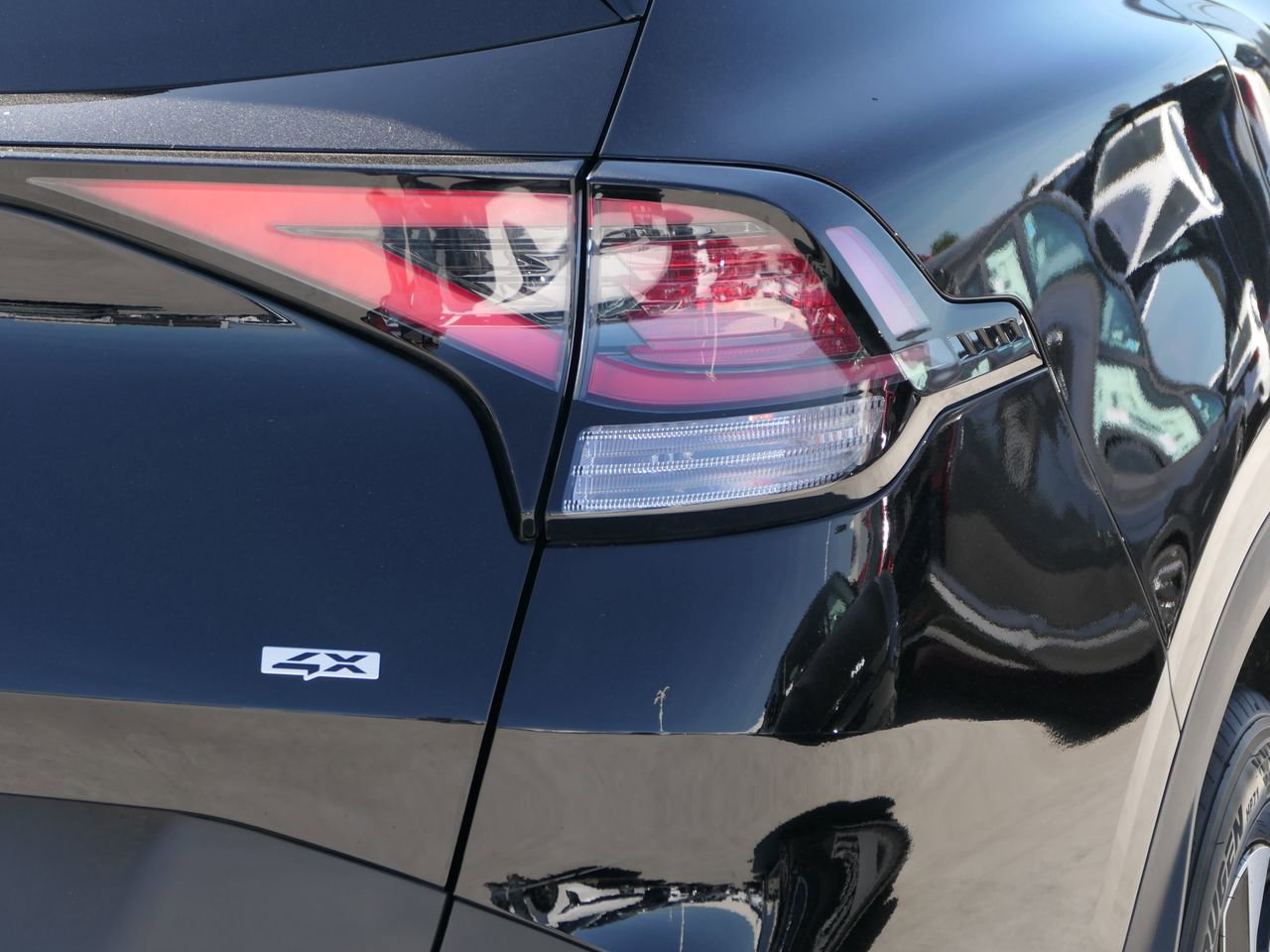 Used 2025 Kia Sportage EX image 3