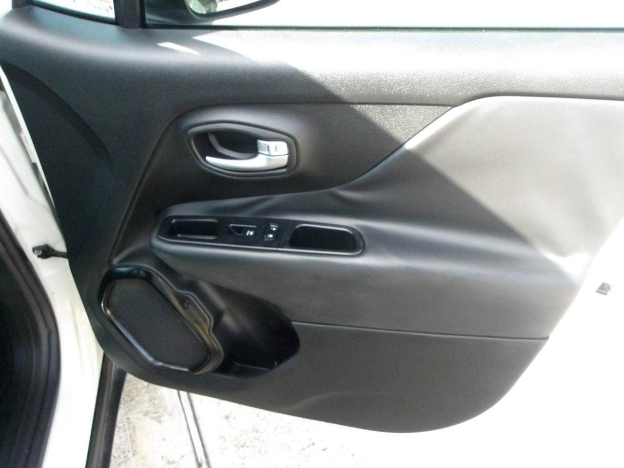 Used 2018 Jeep Renegade Altitude FWD image 9