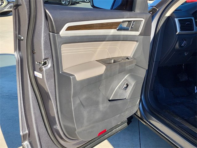 Used 2023 Volkswagen Atlas SE w/ Black Wheel Package image 9