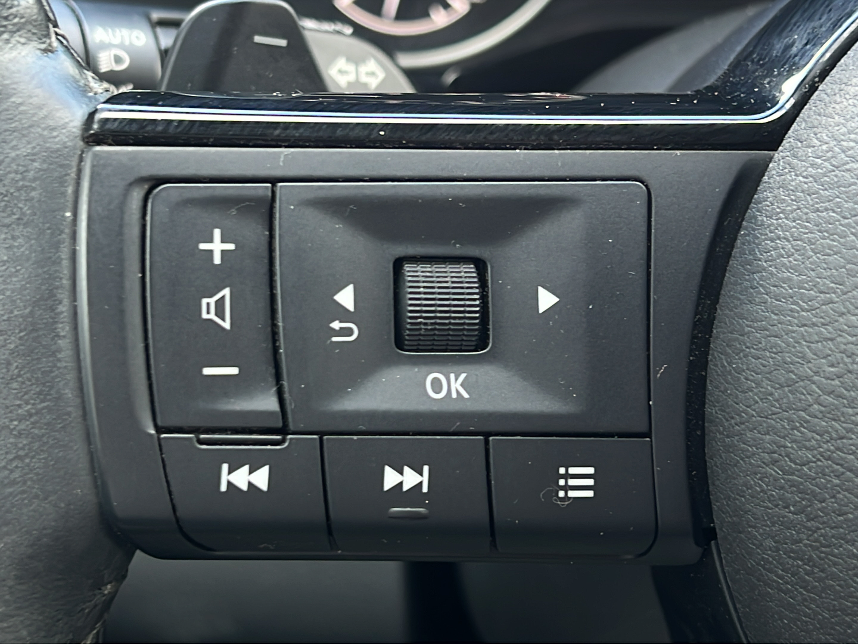Used 2023 Nissan Pathfinder SL AWD/4WD image 23