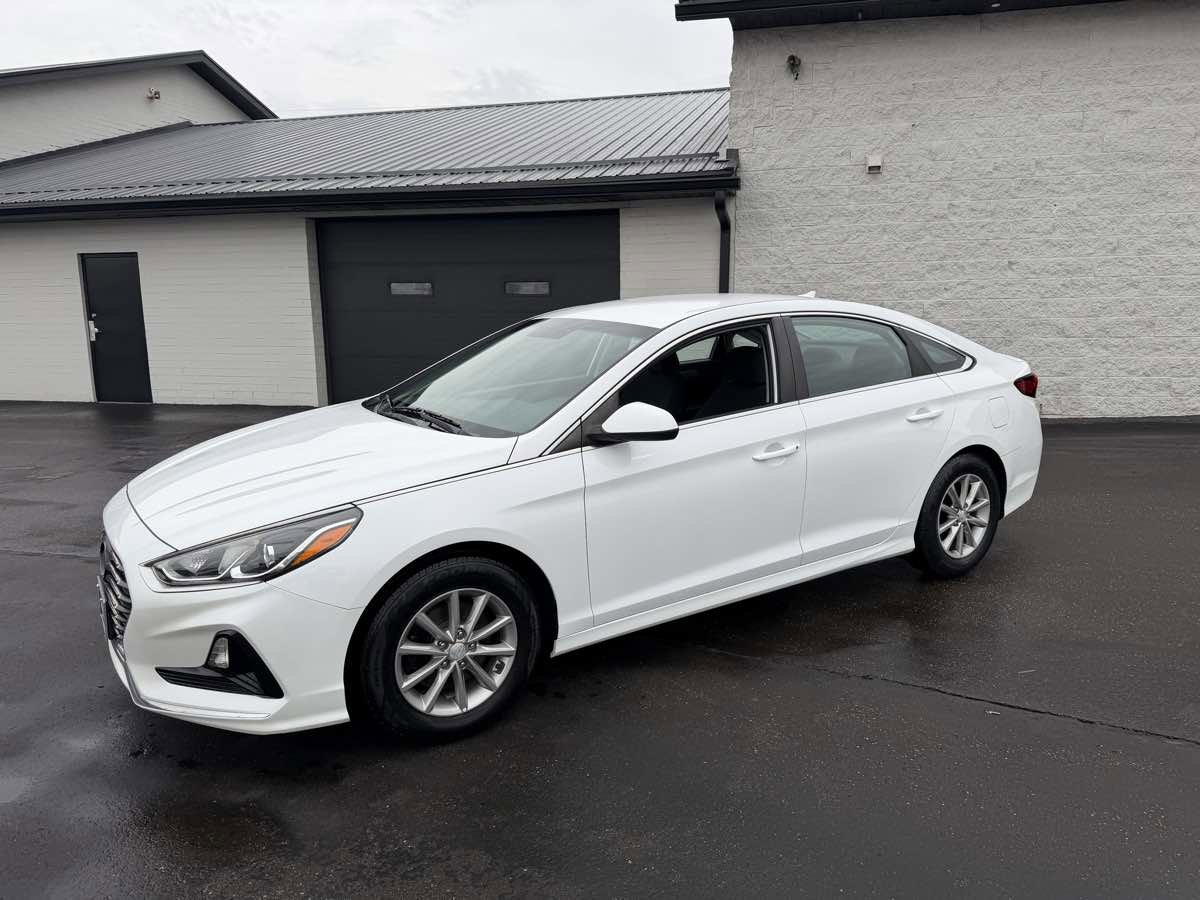 Used 2018 Hyundai Sonata SE w/ Cargo Package FWD image 2