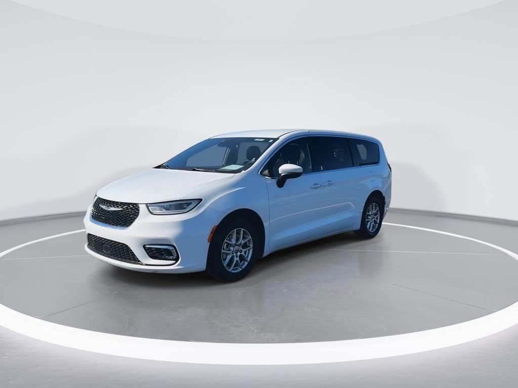 Used 2023 Chrysler Pacifica Touring FWD image 4