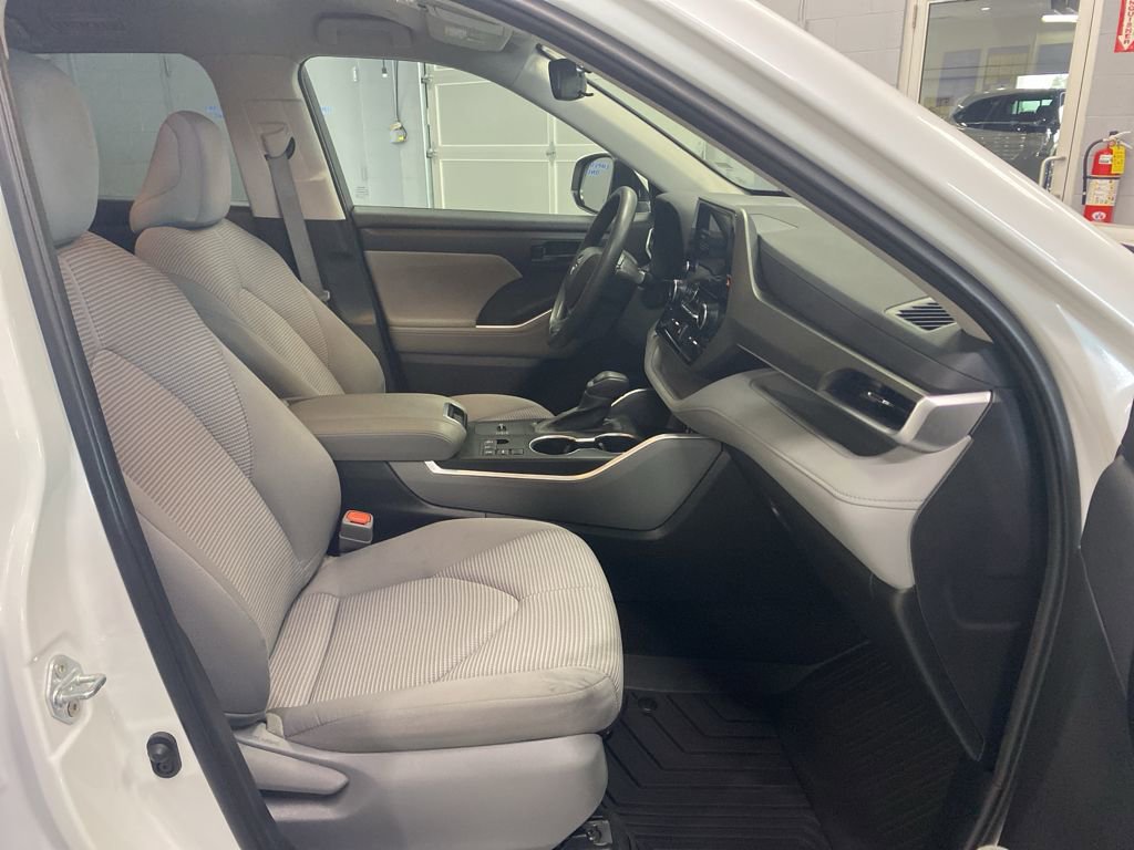Used 2023 Toyota Highlander L image 16