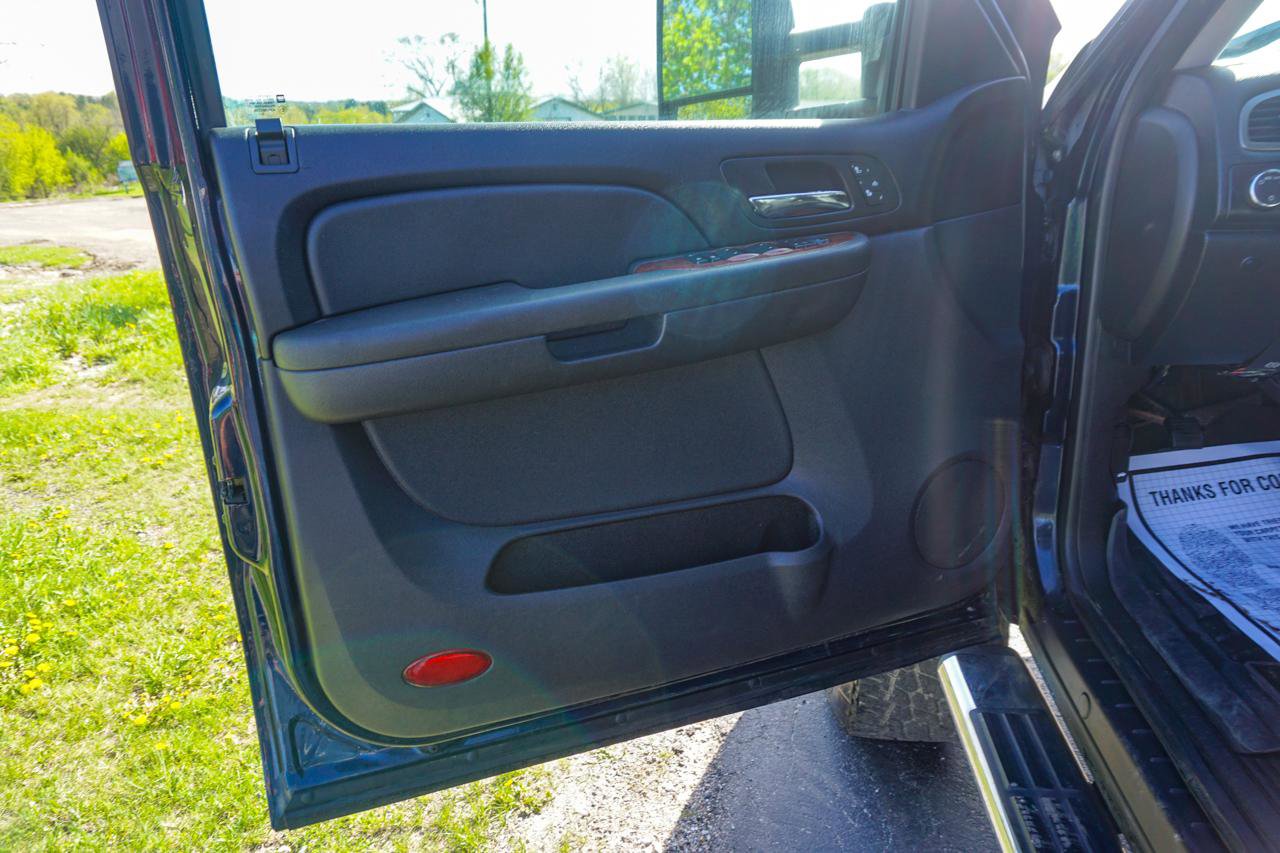 Used 2007 Chevrolet Silverado 1500 LTZ w/ Safety Package AWD/4WD image 26