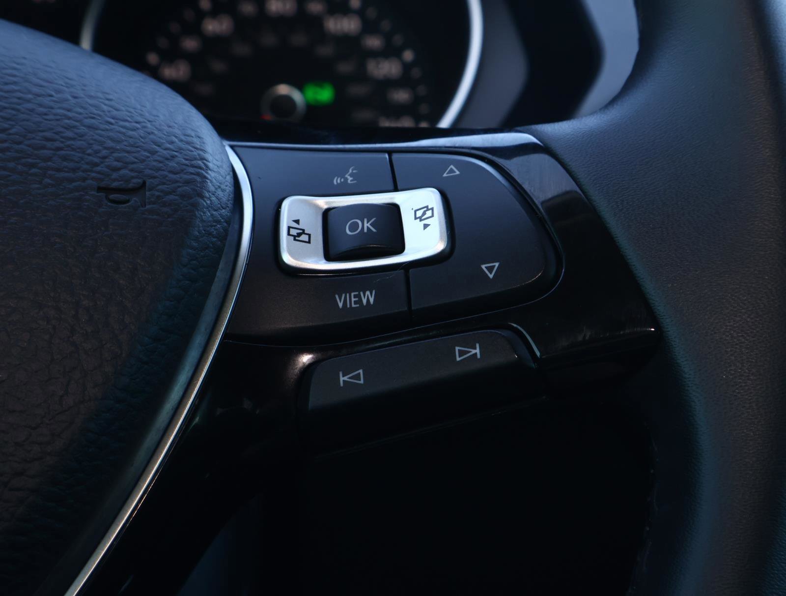 Used 2020 Volkswagen Tiguan SE image 24