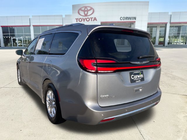 Used 2021 Chrysler Pacifica Touring-L FWD image 3