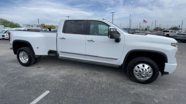 Used 2025 Chevrolet Silverado 3500 High Country w/ High Country Premium Package AWD/4WD image 3