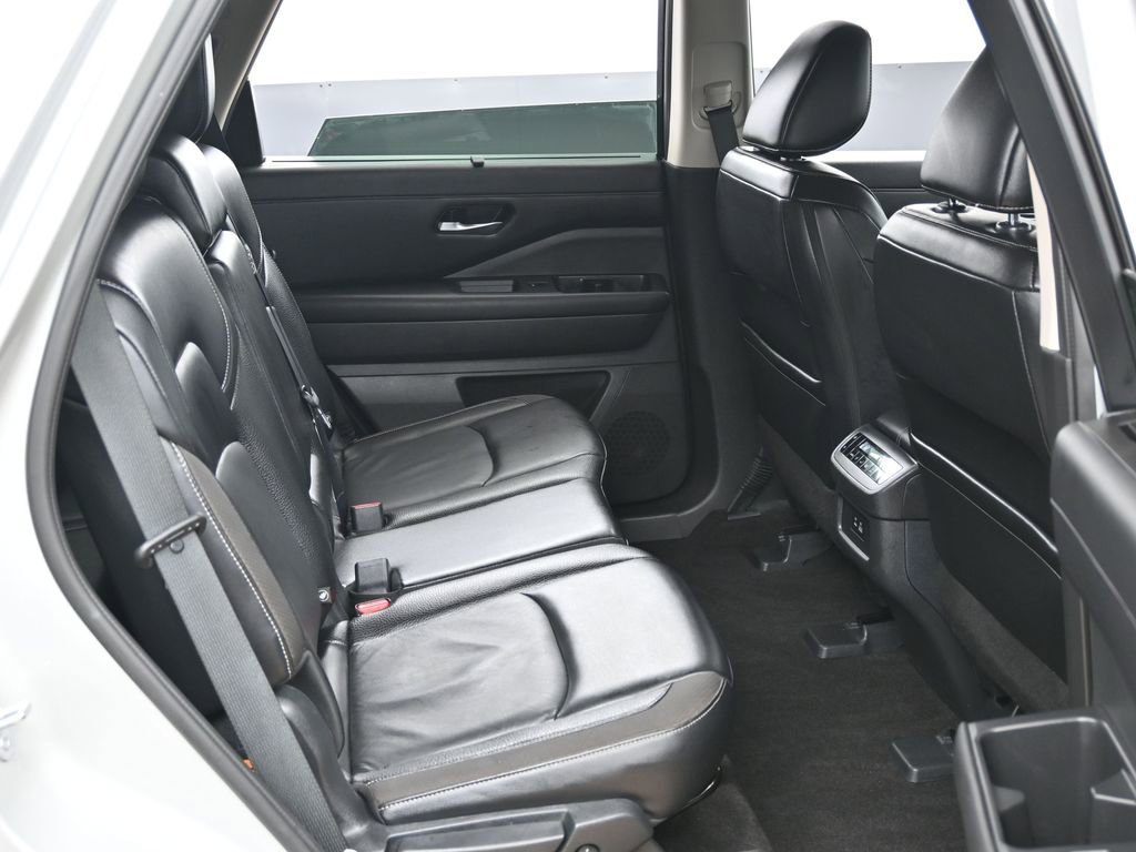 Used 2023 Nissan Pathfinder SL w/ Black Appearance Package image 35