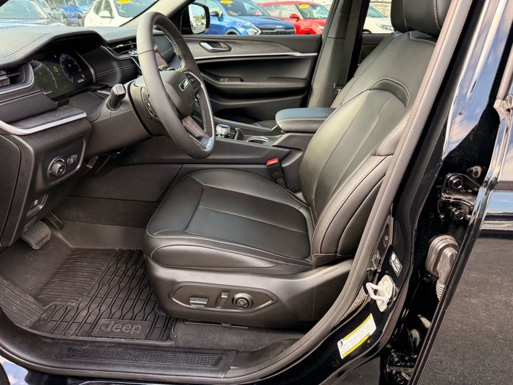 Used 2025 Jeep Grand Cherokee Limited w/ Black Appearance Package image 13