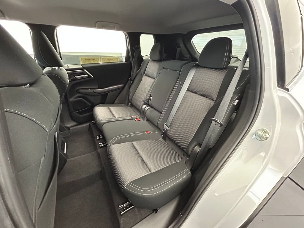 Used 2024 Mitsubishi Outlander ES FWD image 21