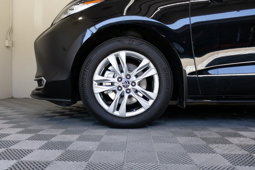 Used 2024 Toyota Sienna Limited image 9