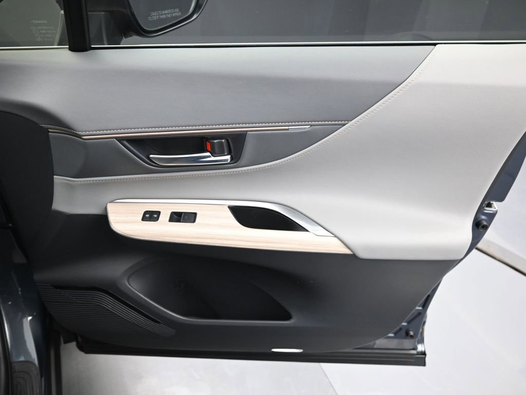 Certified 2024 Toyota Venza XLE image 37