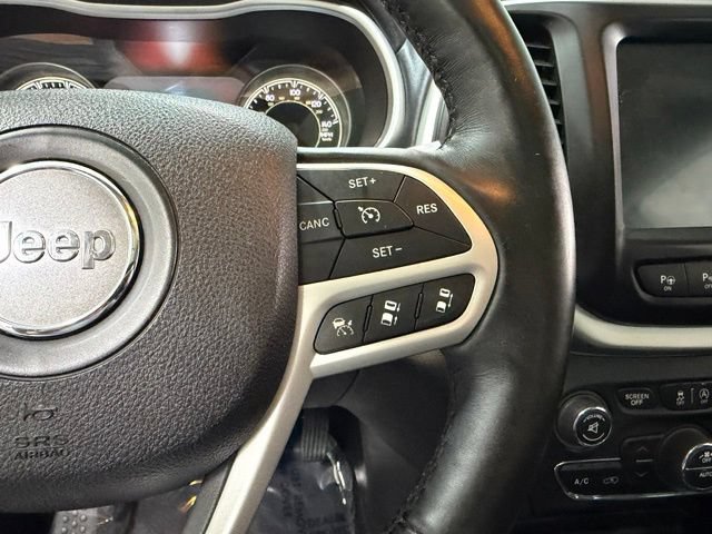 Used 2017 Jeep Cherokee Overland w/ Technology Group AWD/4WD image 17