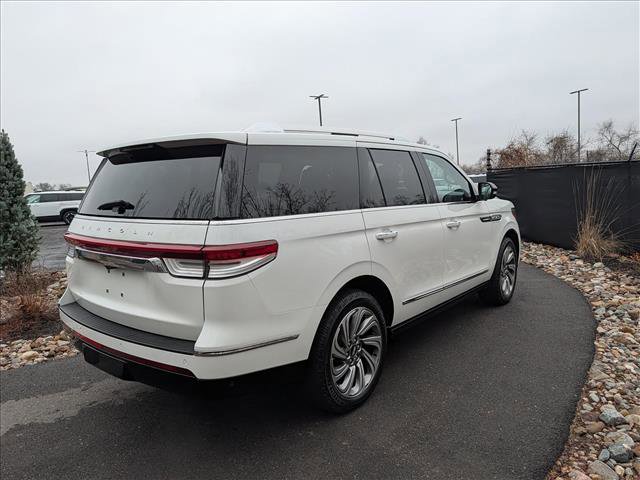 Used 2022 Lincoln Navigator Reserve image 5
