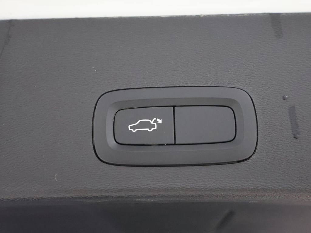 Used 2023 Volvo XC40 B5 Core image 20